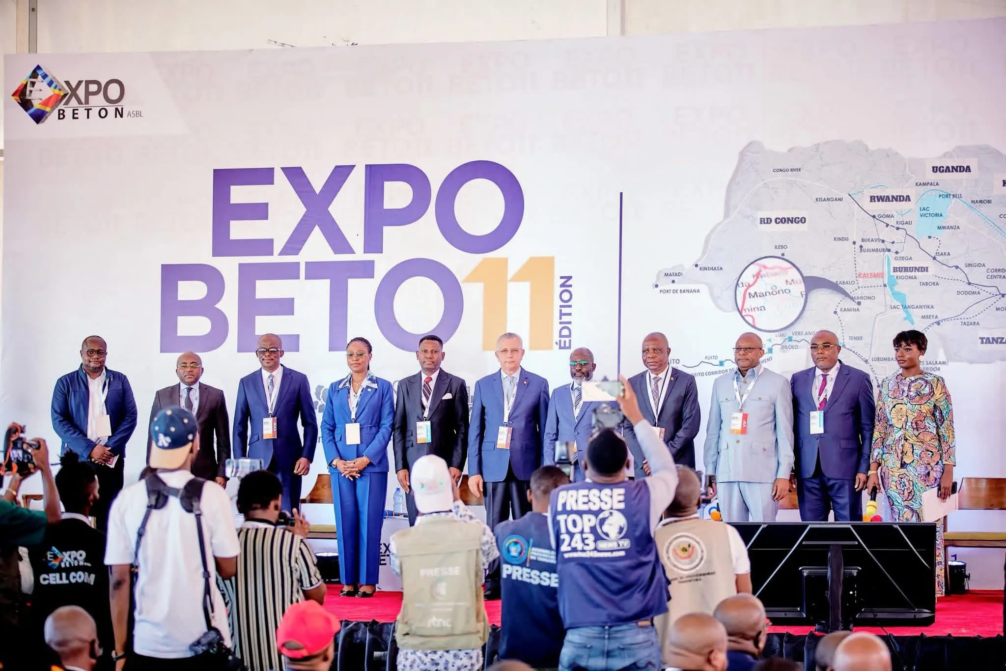 Des habitants de Kalemie suivent avec attention les activités d’Expo Béton 2026