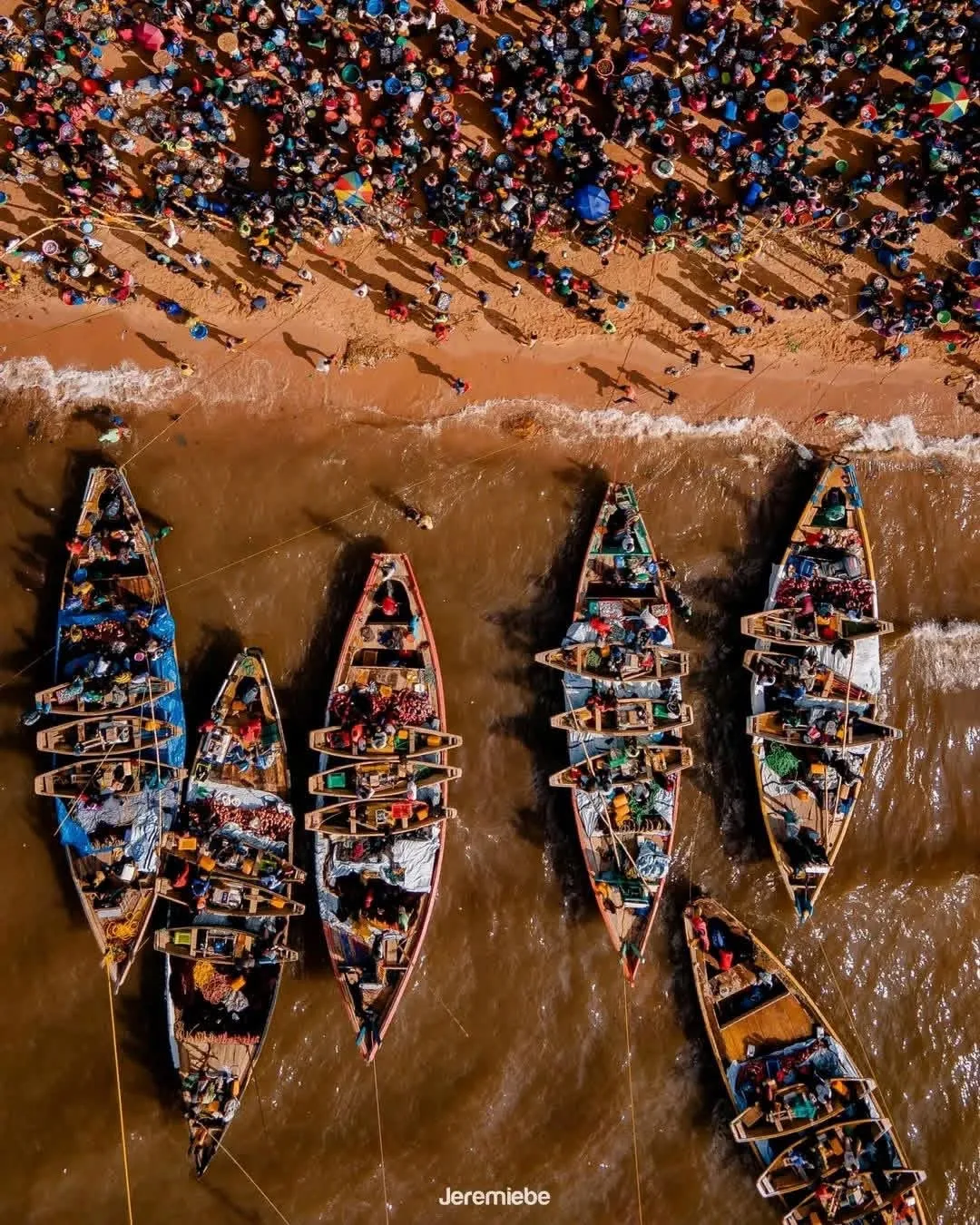 Des pêcheurs et vendeuses de poissons au bord du lac Tanganyika à Kalemie