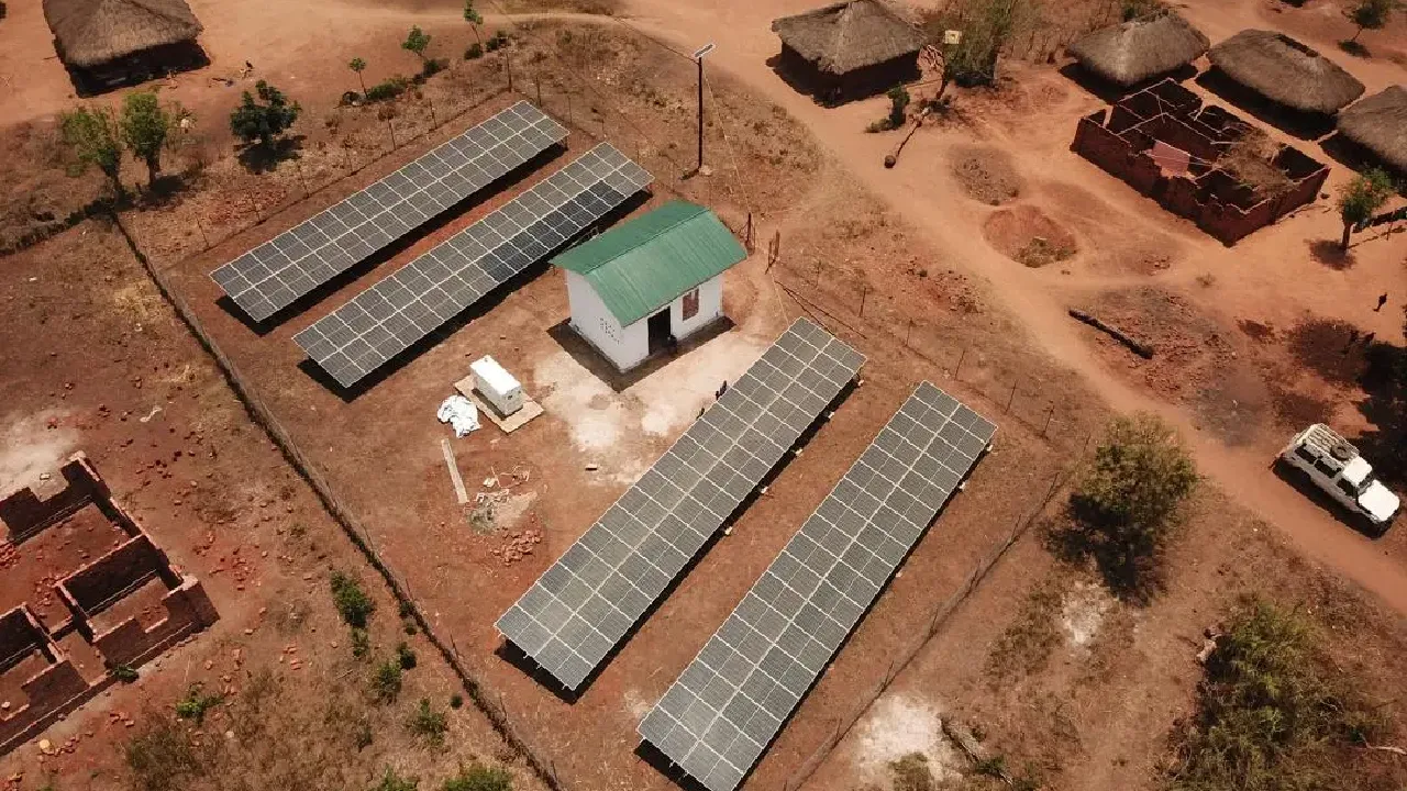 Habitants rassemblés après des affrontements signalés dans le territoire de Kongolo au Tanganyika