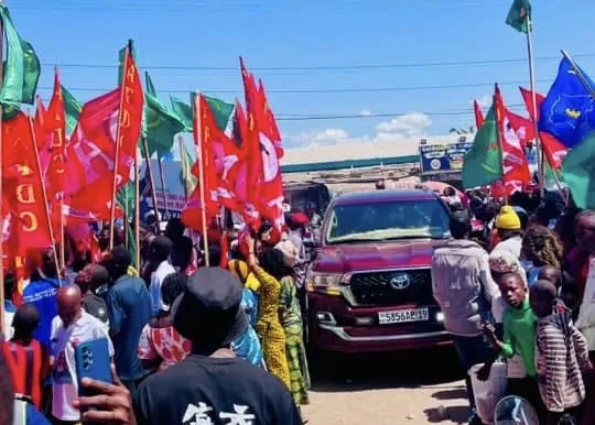 Le ministre Ferdinand Masamba Wa Masamba accueilli par la population à Kalemie