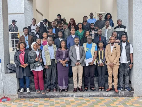 Jeunes participants utilisant des ordinateurs dans un espace technologique moderne à Kalemie lors d’une formation numér...