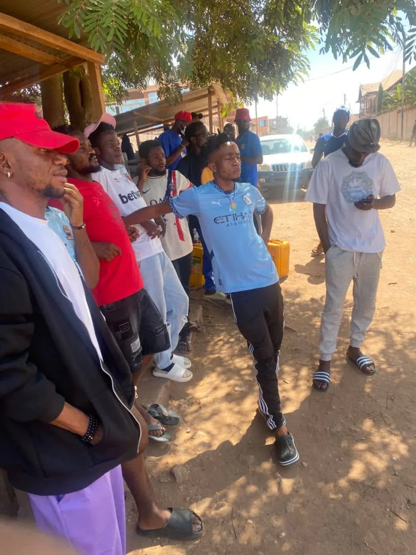 Joueurs du FC Tanganyika réunis devant le domicile de leur président pour réclamer leurs salaires