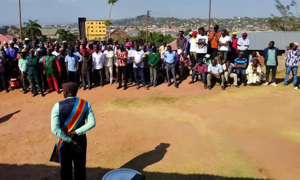 Le bourgmestre de la commune de Lukuga s’exprimant lors d’une matinée politique à Kalemie sur la révision de la Constitution.