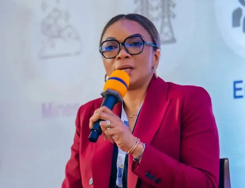 Carine Oniemba présentant la vision de l’ANAT sur l’aménagement du territoire lors d’Expo Béton Kalemie 2026 Carine Oniemba présentant la vision de l’ANAT sur l’aménagement du territoire lors d’Expo Béton Kalemie 2026