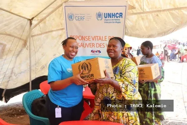Des déplacés internes du site de Rugigi à Kalemie recevant une assistance humanitaire en kits de cuisine distribuée avec l’appui du HCR et de ses partenaires