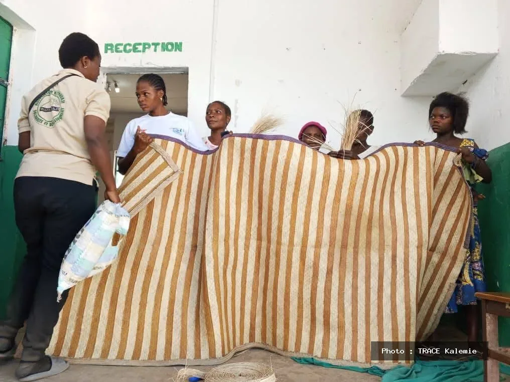 Femmes bénéficiaires participant à une formation de fabrication artisanale des nattes dans le cadre d’un projet soutenu par l’UNFPA dans la province du Tanganyika.