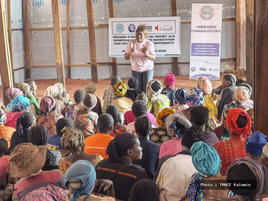 Femmes déplacées internes participant à une session de formation sur les activités génératrices de revenus au site de Kikongo dans le Tanganyika.