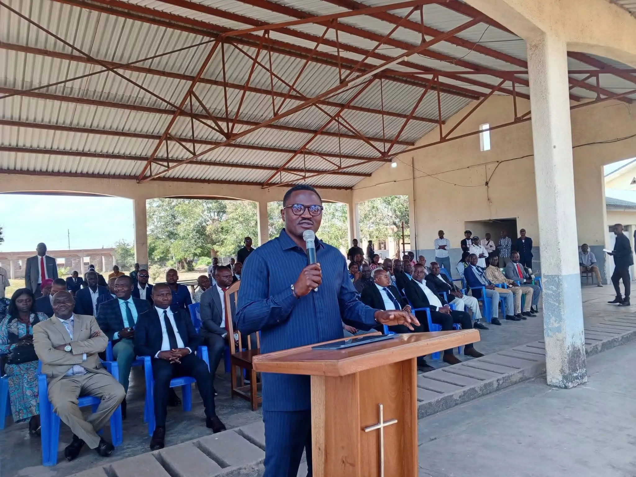 Le gouverneur Christian Kitungwa Muteba procédant au lancement officiel des épreuves de l’Examen d’État 2026 à Kalemie devant les autorités éducatives et les élèves.