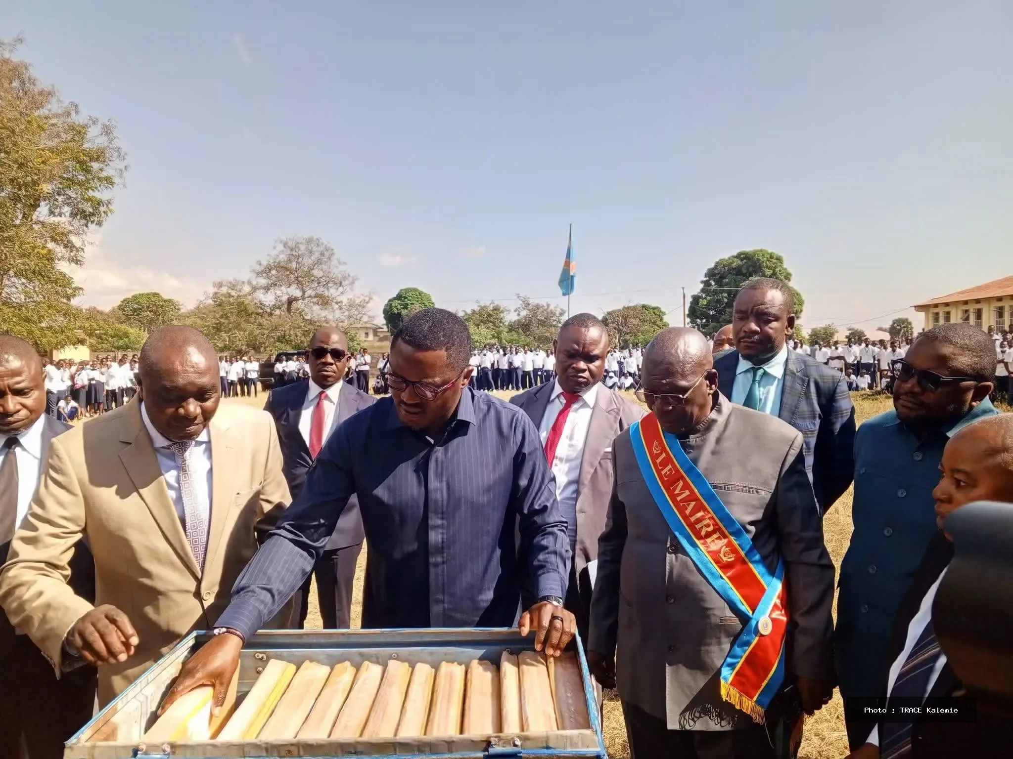Le gouverneur Christian Kitungwa Muteba procédant au lancement officiel des épreuves de l’Examen d’État 2026 à Kalemie devant les autorités éducatives et les élèves.