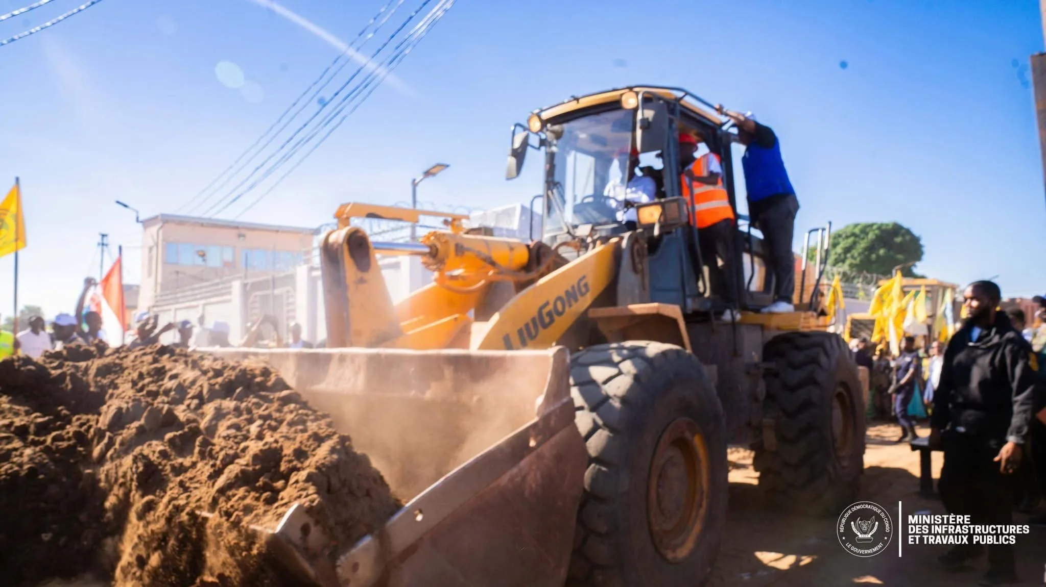 Habitants de Kalemie observant le lancement des travaux de modernisation des routes urbaines