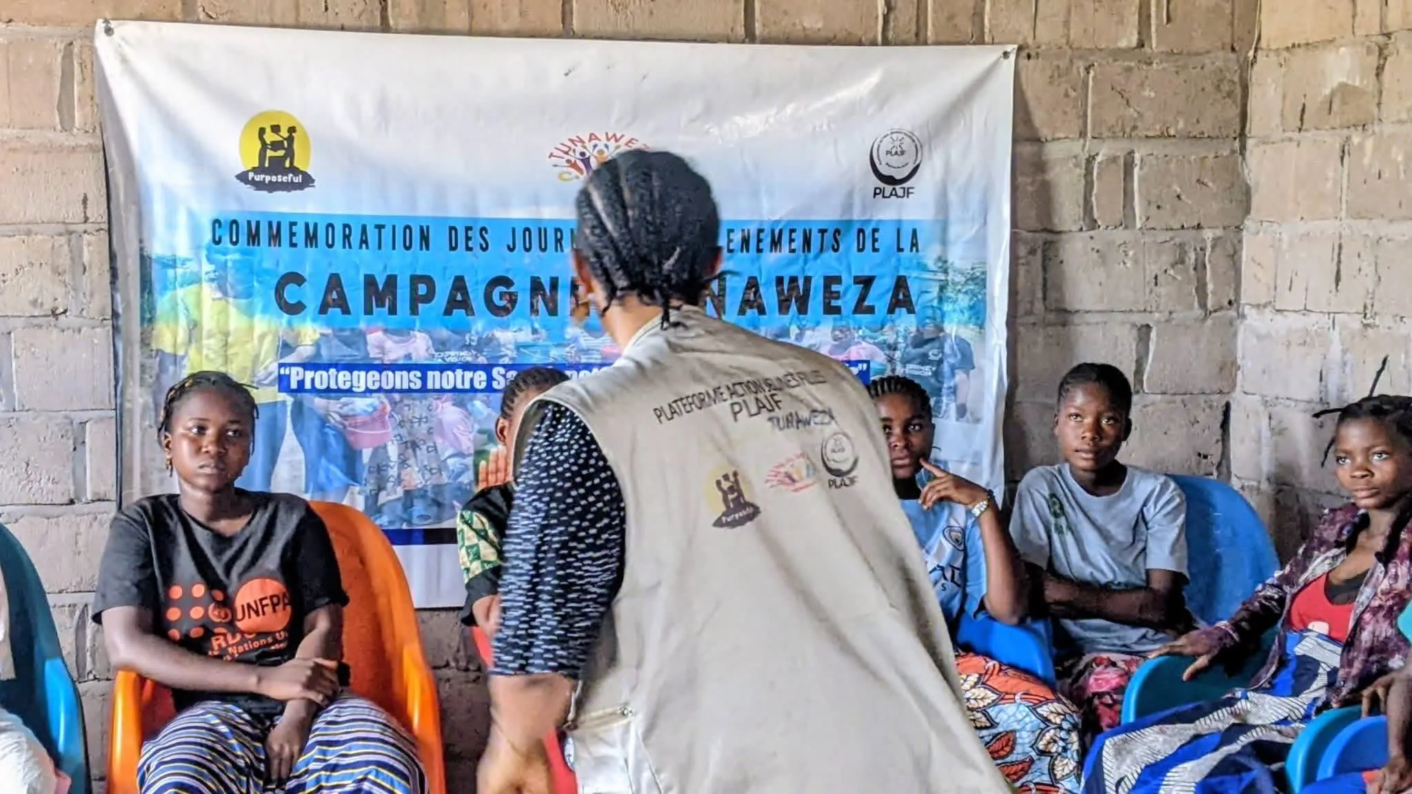 Des jeunes filles participant à une formation sur le leadership et l’autonomisation organisée par la PLAJF à Kalemie.