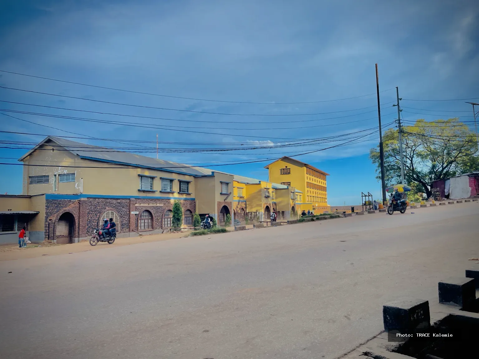 Poste de péage routier sur un axe de circulation dans la province du Tanganyika en République démocratique du Congo.