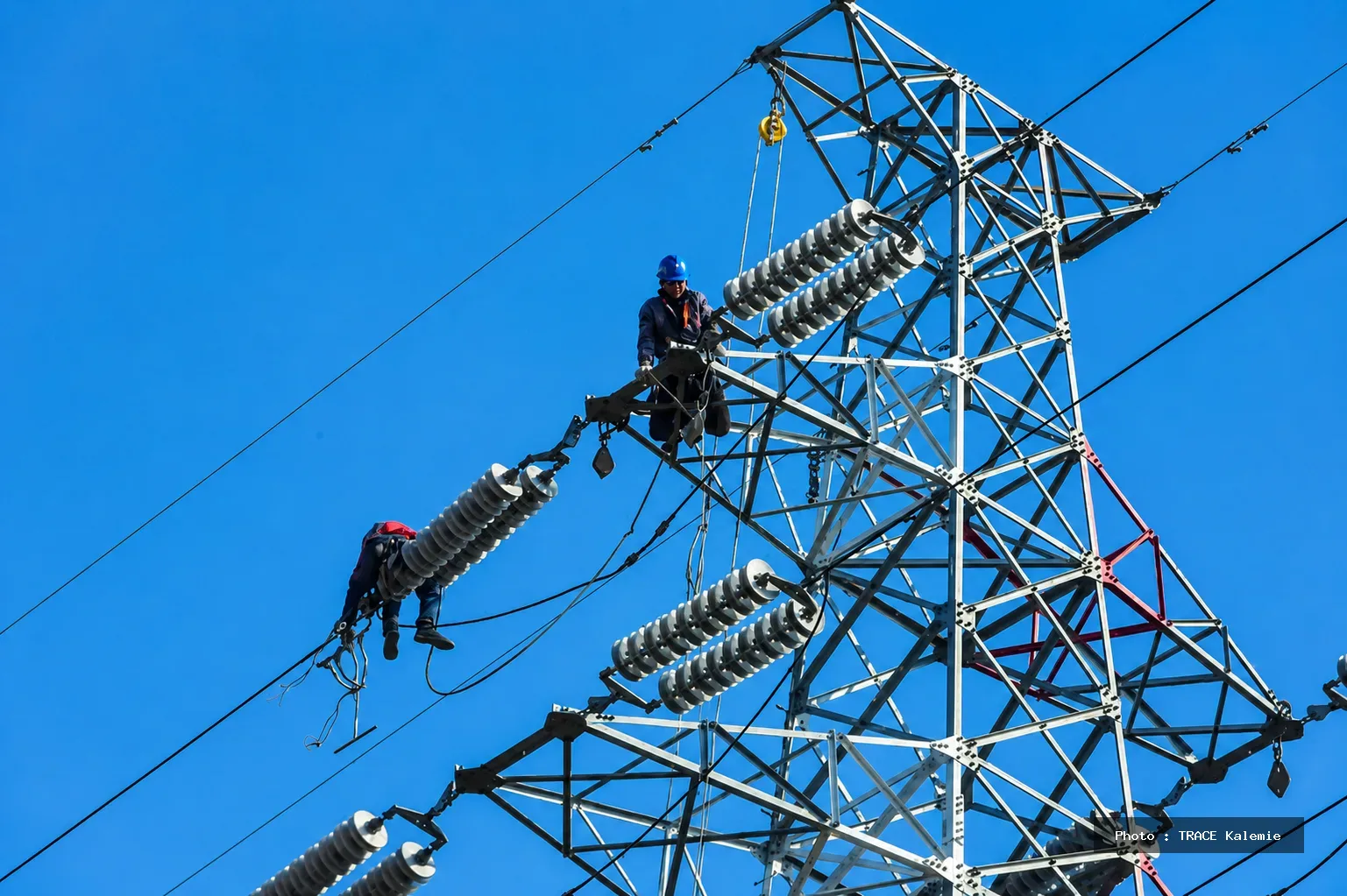 Des poteaux électriques et habitations de Kalemie illustrant les difficultés liées à l’alimentation électrique dans plusieurs quartiers