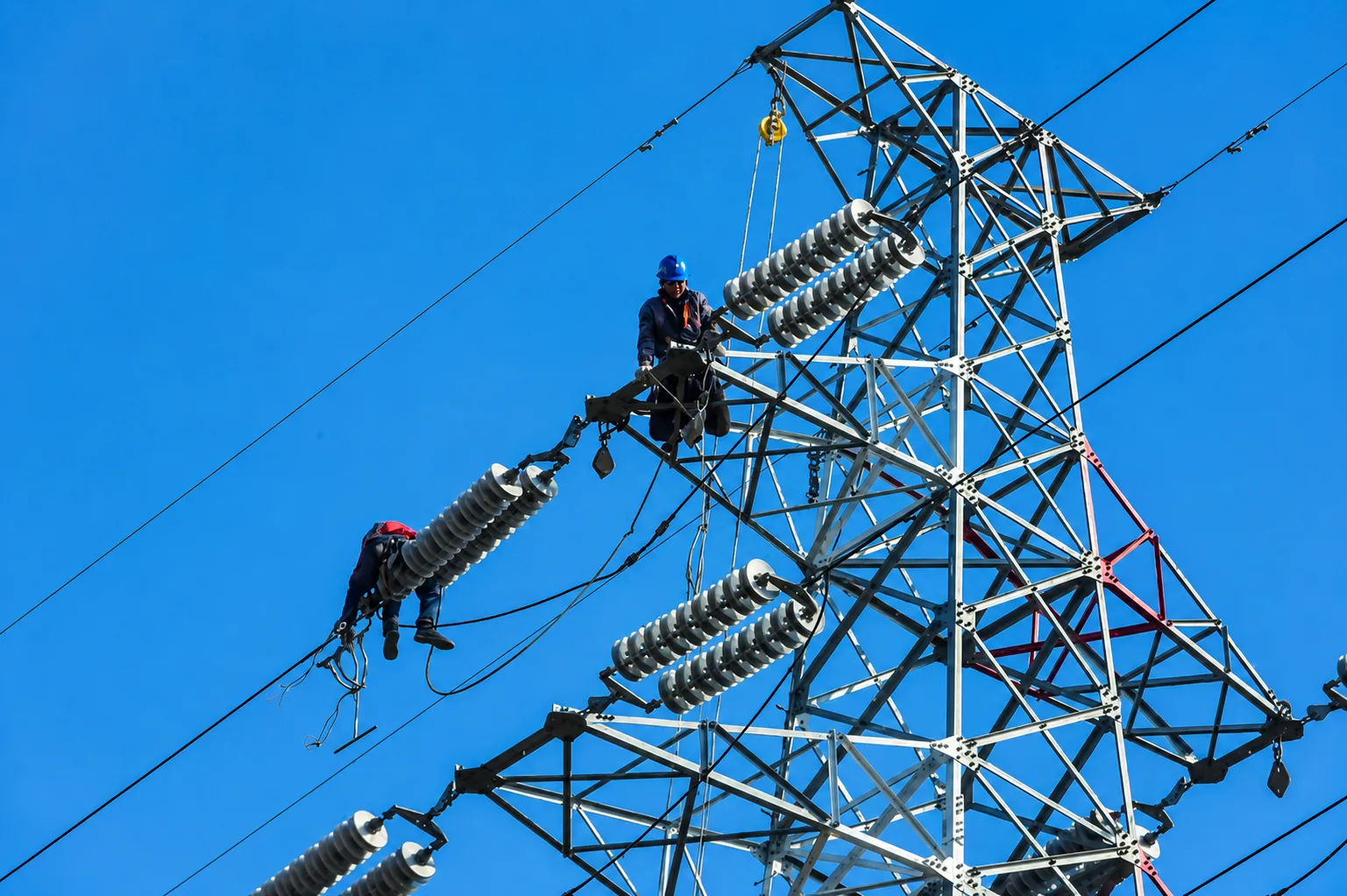 Des poteaux électriques et habitations de Kalemie illustrant les difficultés liées à l’alimentation électrique dans plu...