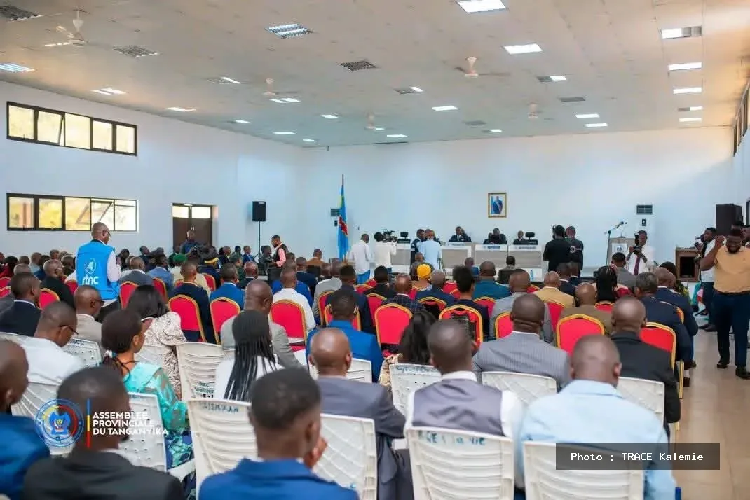 Séance plénière de l’Assemblée provinciale du Tanganyika consacrée à l’examen des rapports budgétaires et des conflits de successions coutumières.