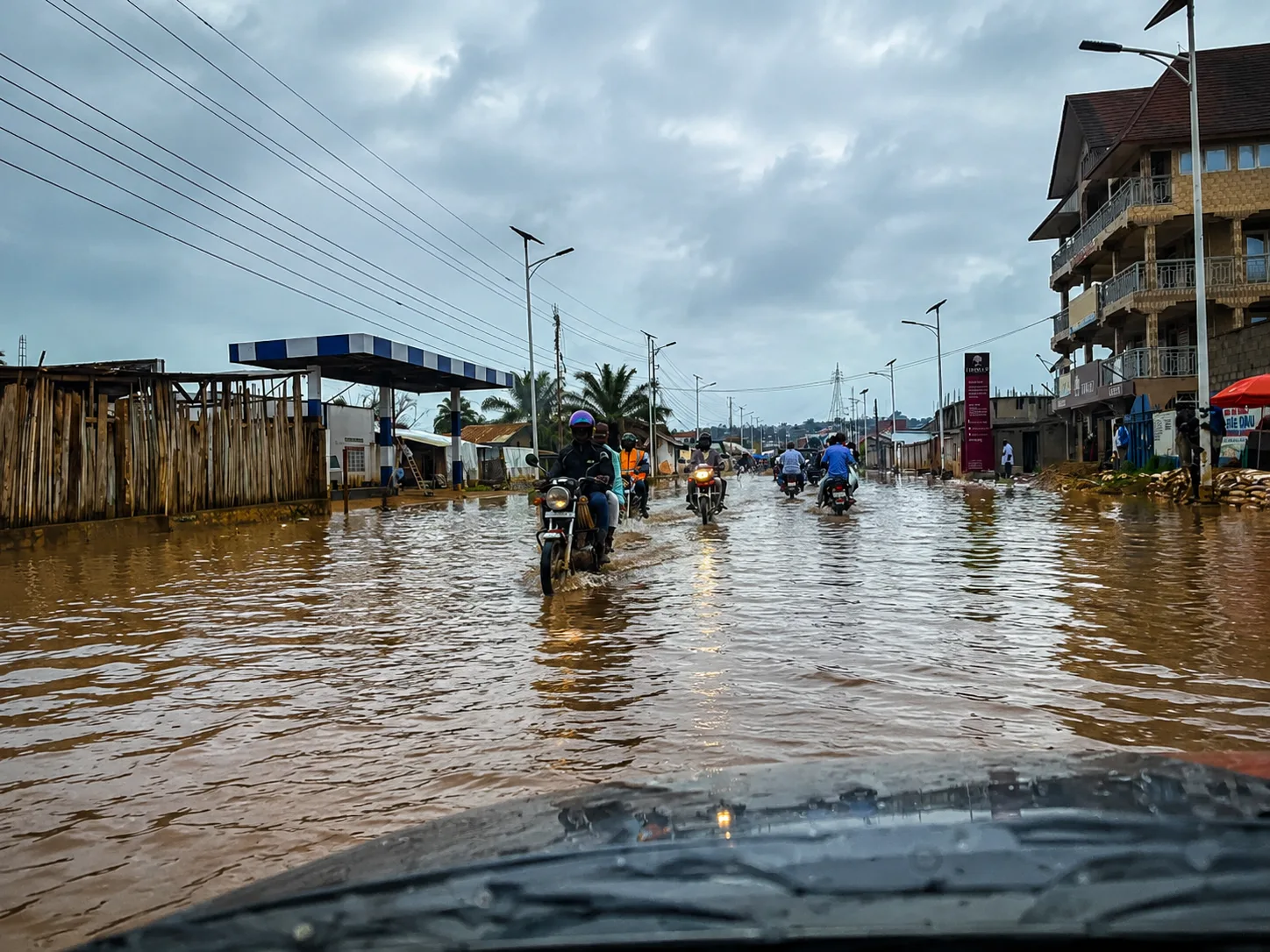 Une route inondée dans la ville de Kalemie après une forte pluie Une route inondée dans la ville de Kalemie après une forte pluie