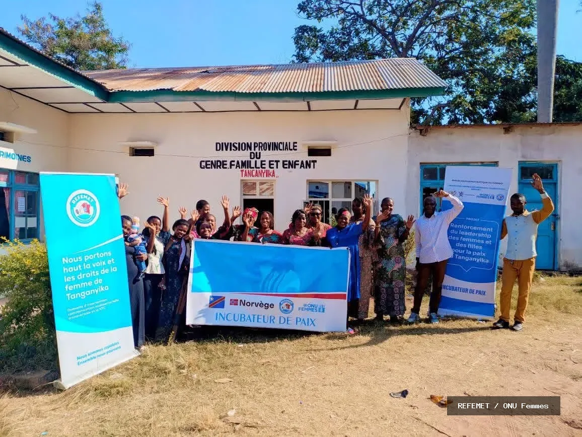 Participantes et responsables réunis lors du lancement officiel de l’Incubateur de Paix à Kalemie dans le cadre du programme Femme, Paix et Sécurité.