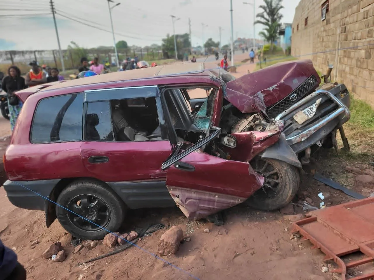 Véhicule accidenté après une collision contre le mur de clôture de l’Institut Kifungo à Kalemie.