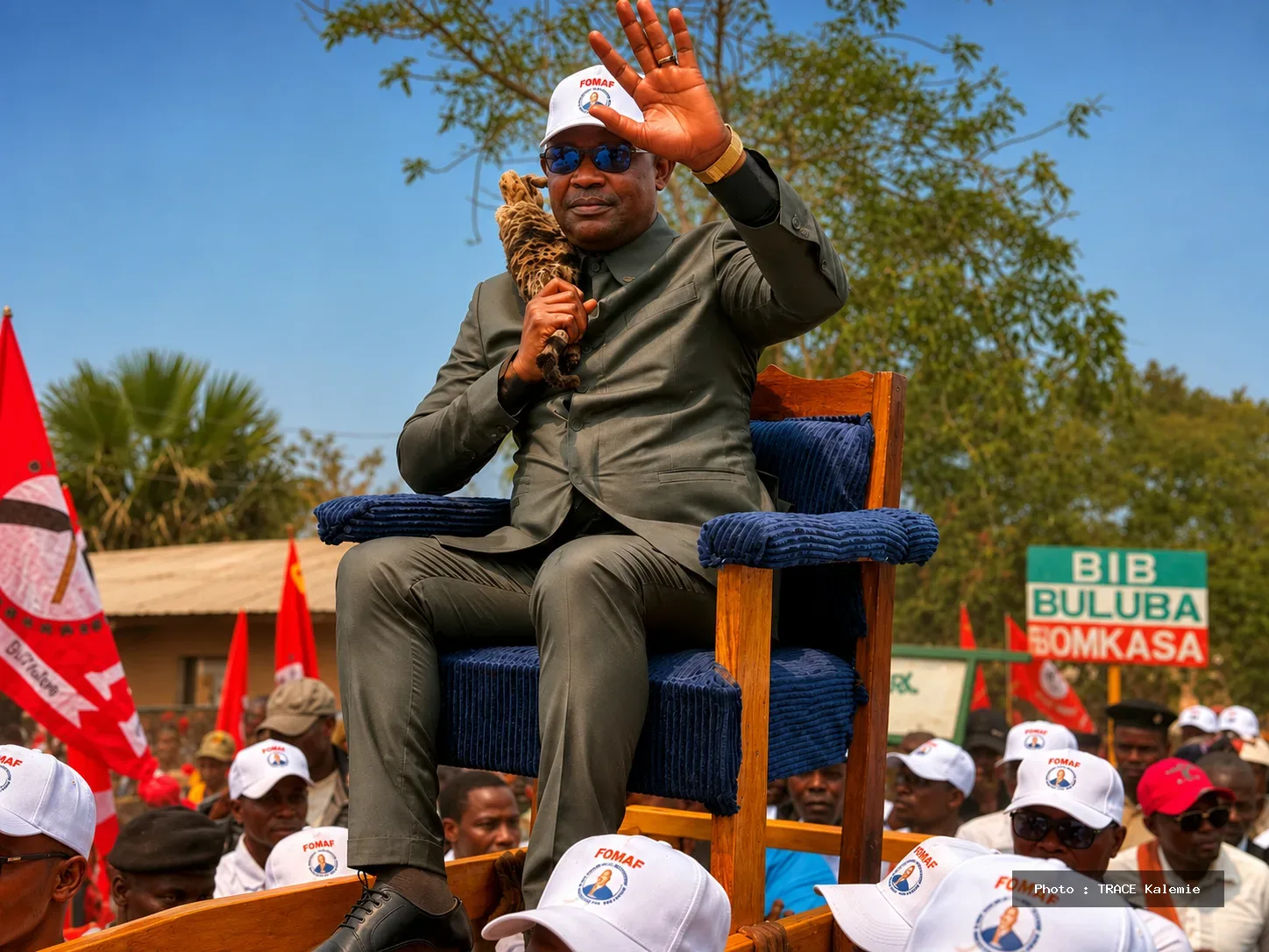 Accueil populaire réservé au ministre Ferdinand Massamba Wa Massamba à Kisengo.