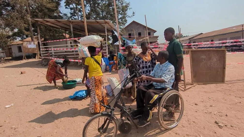 Des bénéficiaires reçoivent une assistance alimentaire de l’AFEVEDDI dans le cadre du projet « Tuboreshe Matumaini / Nourrissons l’Espoir » à Kalemie.