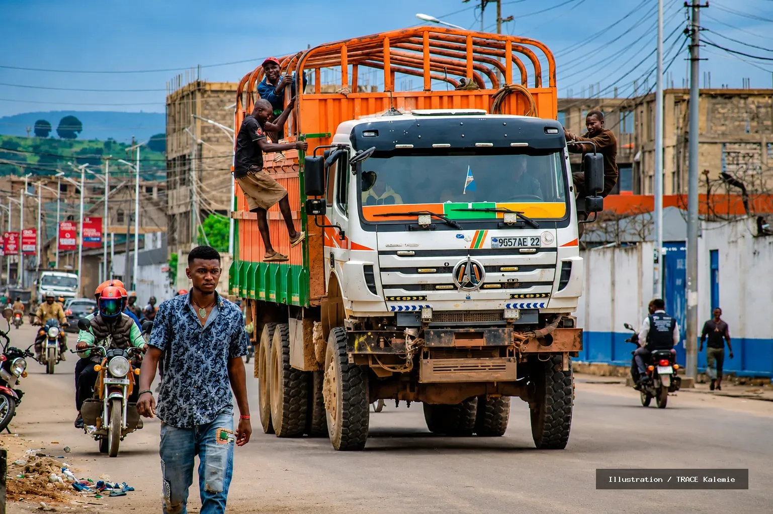 Camions circulant sur la route Kalemie–Manono après la réduction des frais de péage routier.