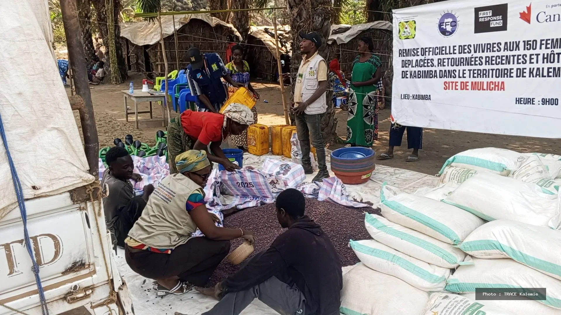 Des femmes déplacées, retournées récentes et hôtes de Kabimba reçoivent des kits alimentaires dans le cadre d'un projet d'autonomisation soutenu par ACOPI LEMAF et ses partenaires.