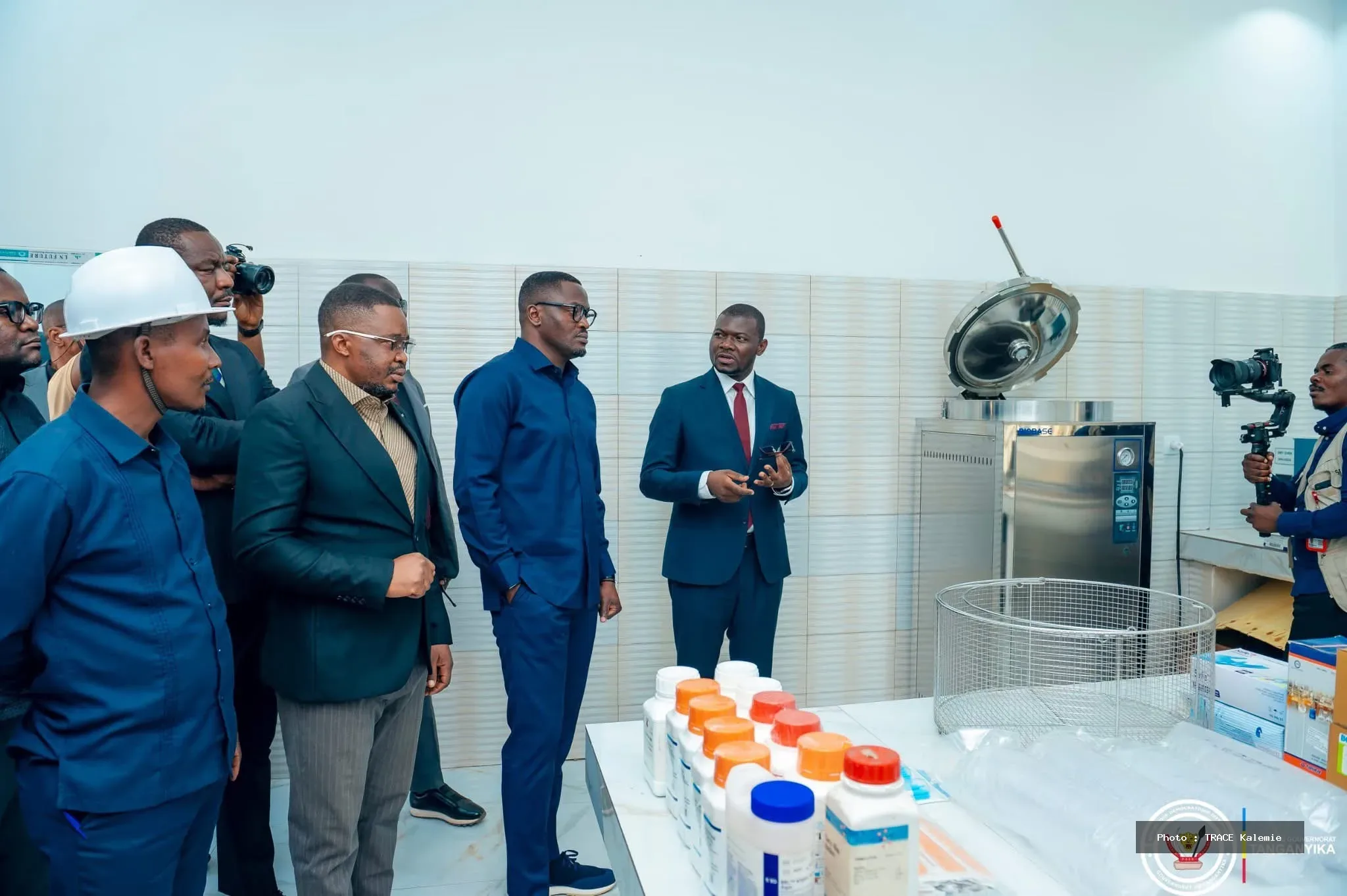 Le gouverneur Christian Kitungwa Muteba visite le premier laboratoire provincial de santé publique du Tanganyika à Kalemie.