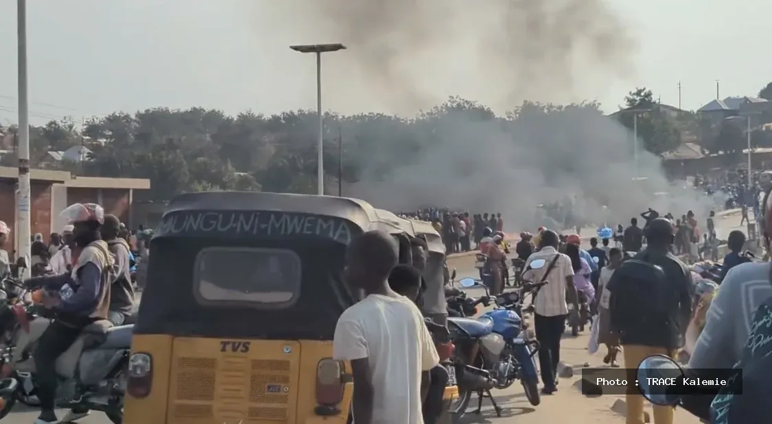Des habitants manifestent leur colère après le cambriolage de plusieurs boutiques survenu au marché Lubuye à Kalemie dans la nuit du 14 au 15 juillet 2026.