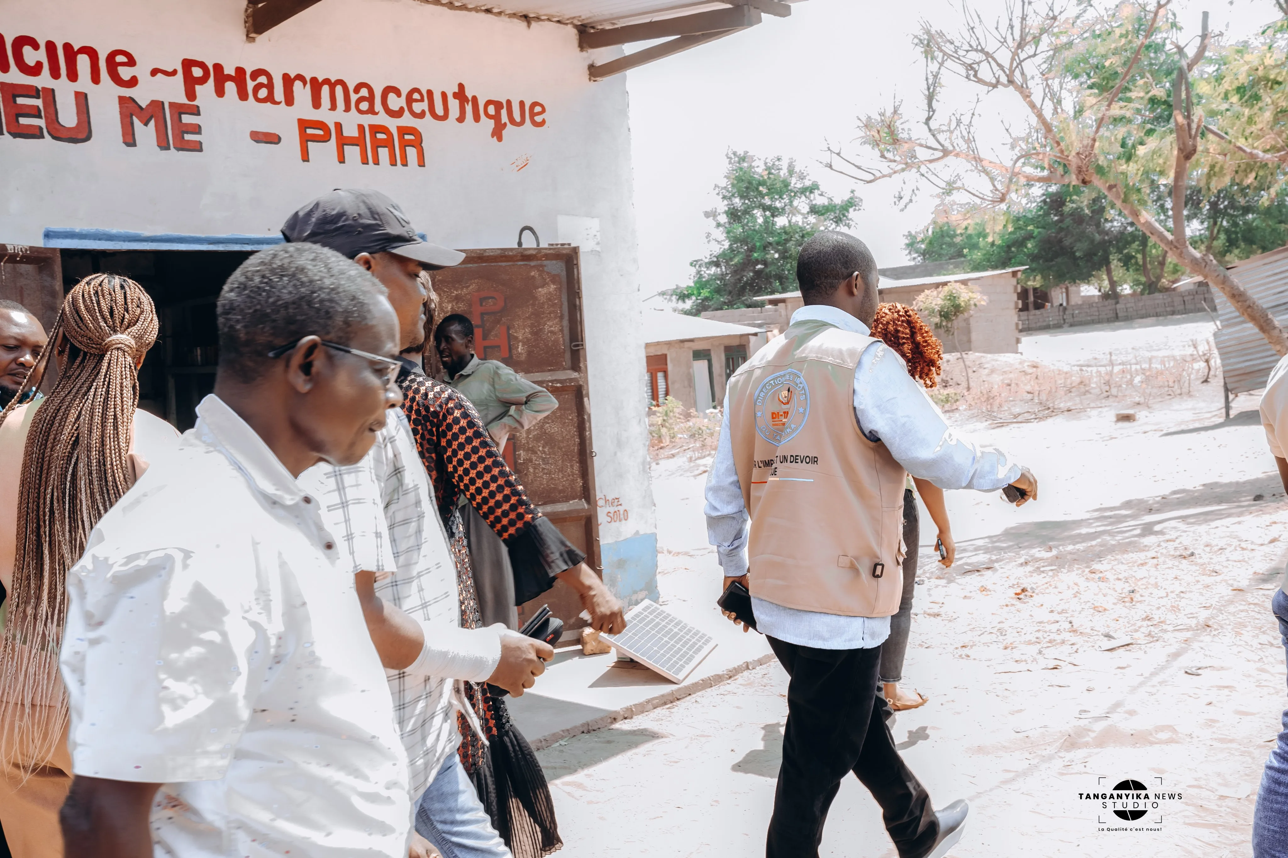 Le directeur provincial des impôts du Tanganyika, Alimasi Rossy, échange avec des contribuables lors d’une campagne de sensibilisation sur l’impôt foncier.