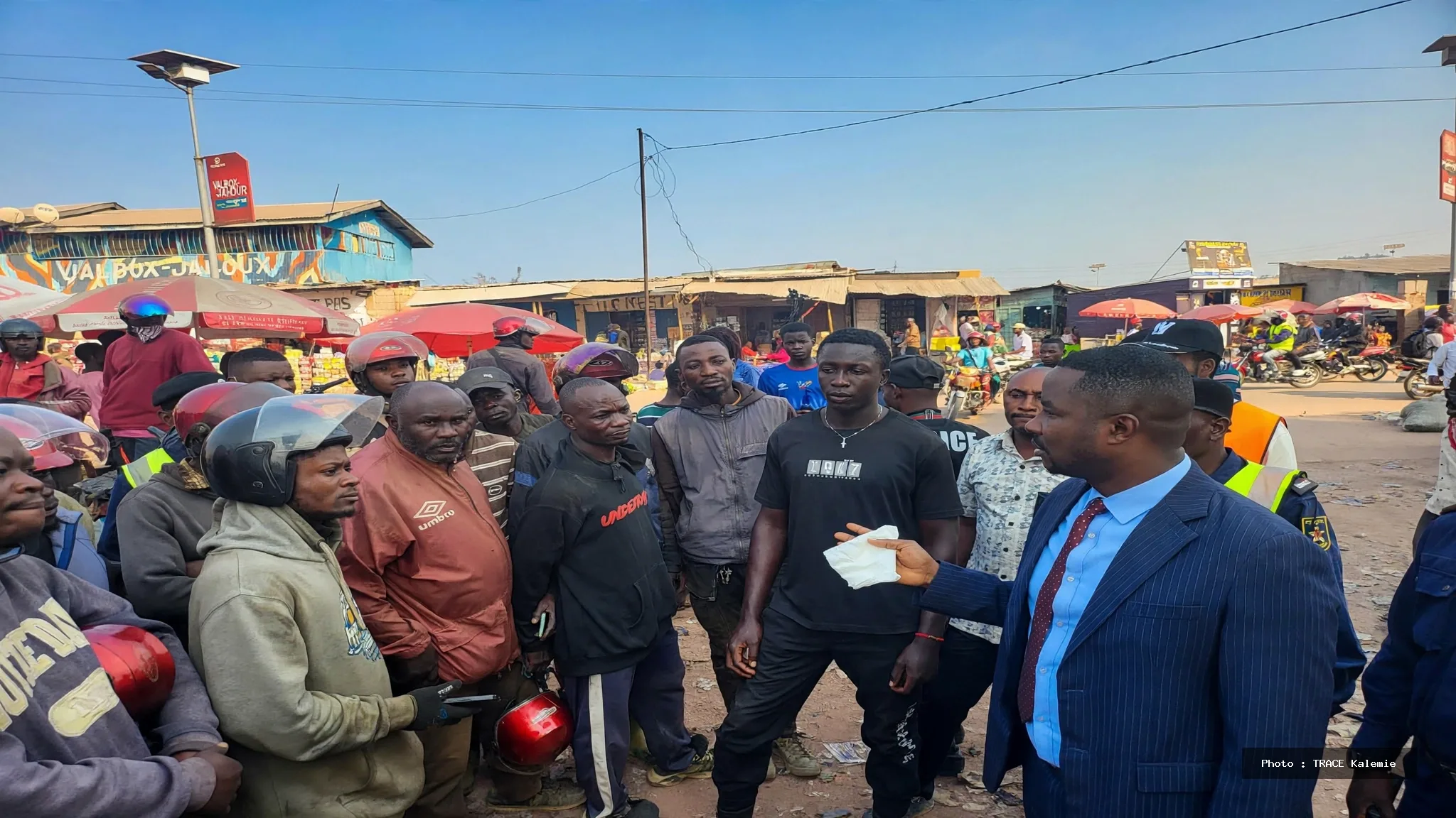 Le ministre provincial de l’Intérieur échange avec les conducteurs de motos sur l’axe Kabimba à Kalemie.