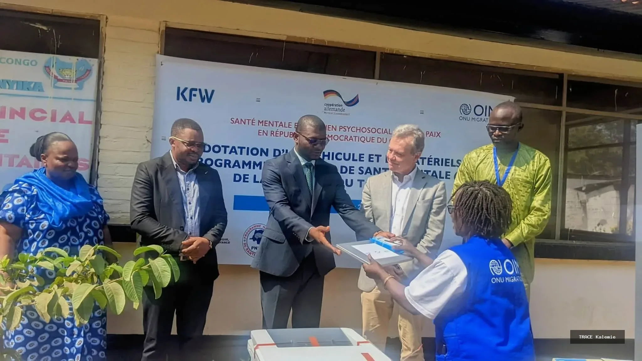 L’OIM a remis un véhicule neuf et des fournitures de bureau au ministère provincial de la Santé afin de renforcer les interventions à Kalemie, Nyemba et Nyunzu.