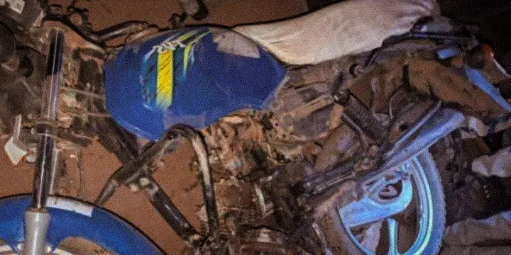 Passage à niveau de Malamba à Kalemie après la collision entre un train et une moto immobilisée sur les rails.