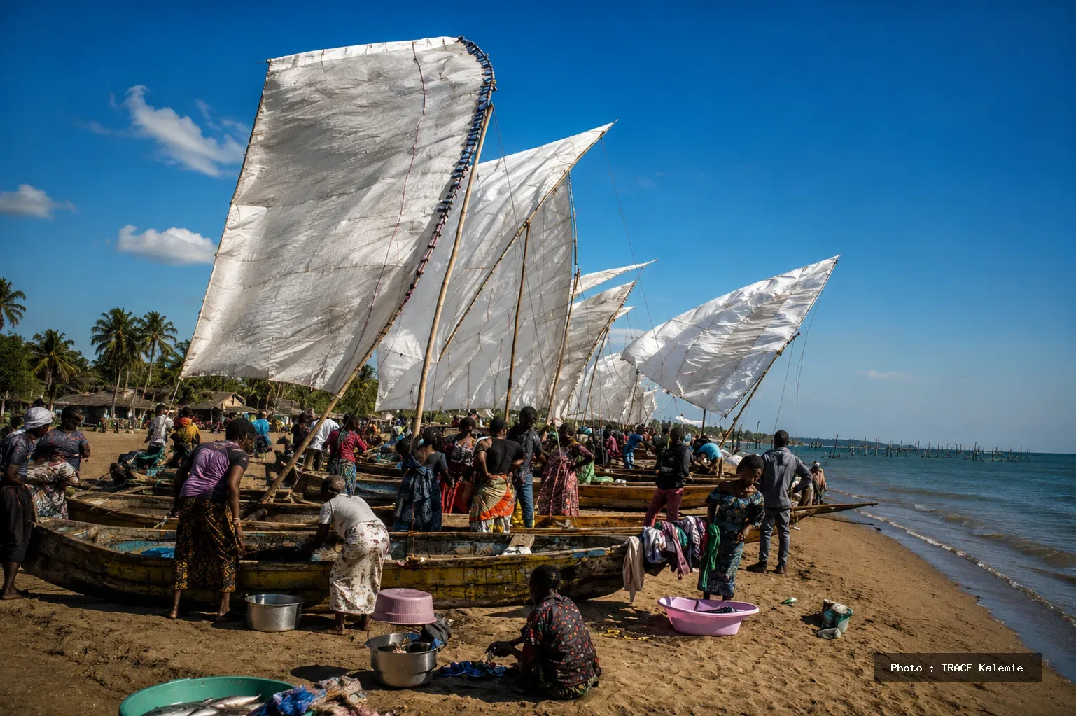 Des pêcheurs sur le lac Tanganyika après le drame survenu à Moliro, dans le territoire de Moba.