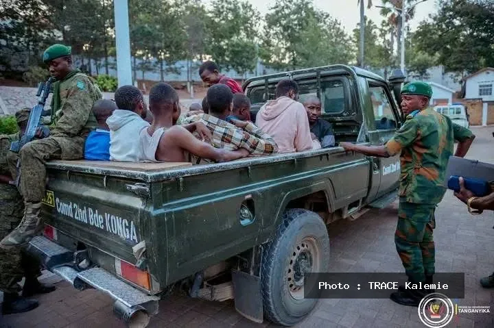 Présentation de présumés bandits interpellés à Kalemie devant le gouverneur du Tanganyika lors d'une opération de sécurisation.