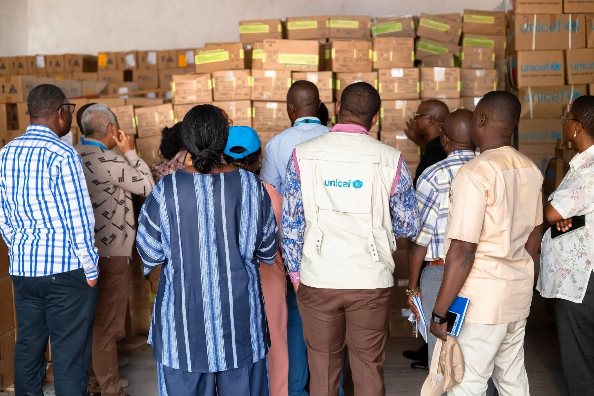 Équipe de l’UNICEF Kalemie évaluant les stocks d’intrants destinés aux enfants et aux communautés du Tanganyika.