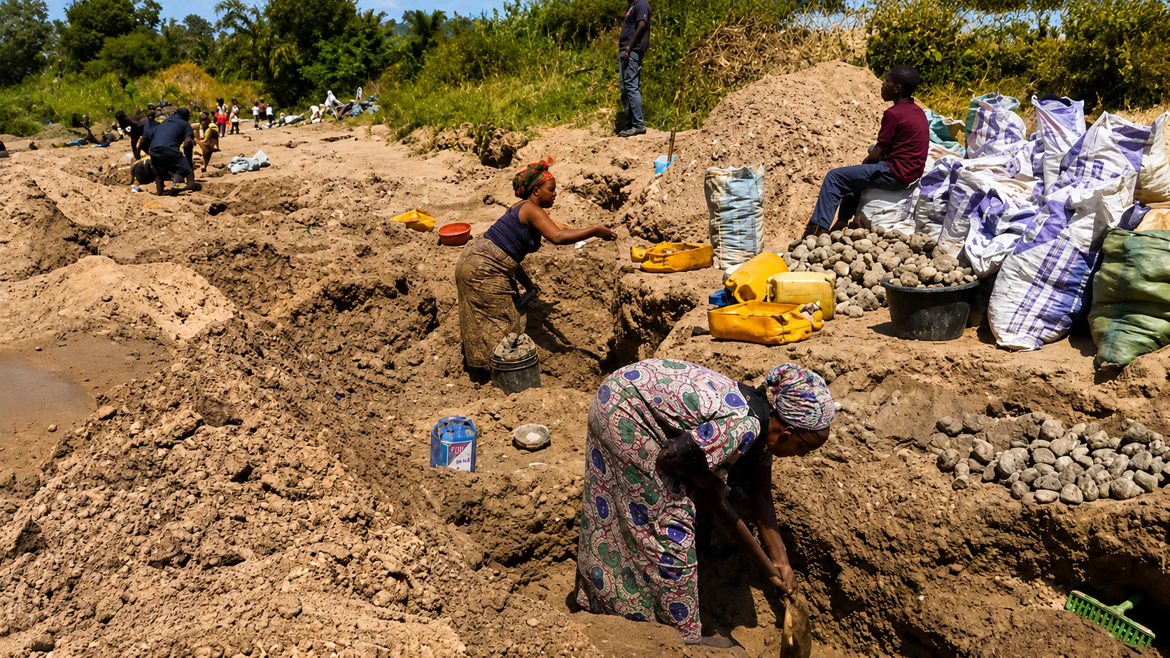 Femmes travaillant dans l’extraction manuelle du sable et le concassage de pierres à Kalemie.
