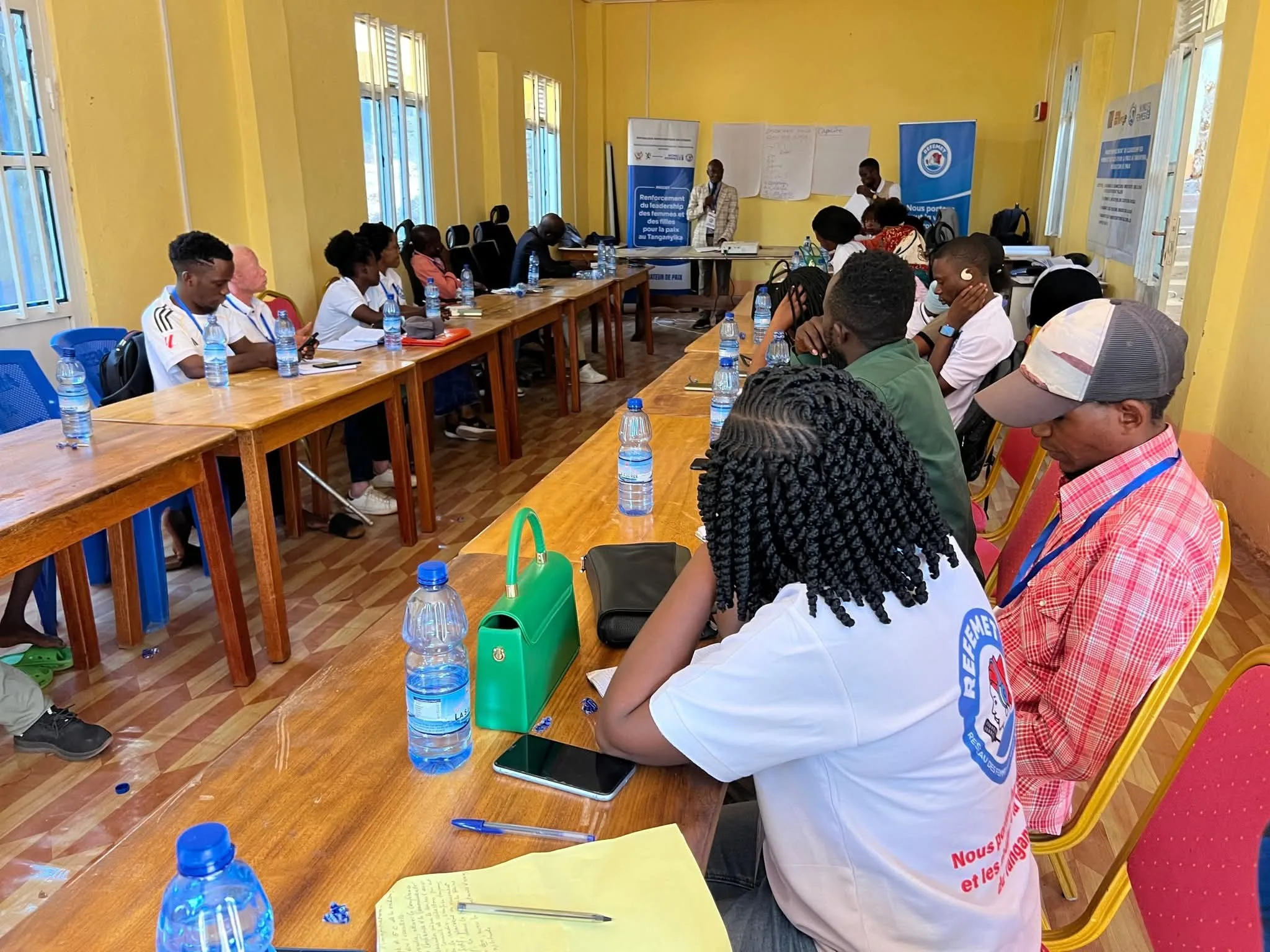 Journalistes participant à une formation sur le journalisme de paix, la cohésion sociale et le numérique organisée par REFEMET à Kalemie.