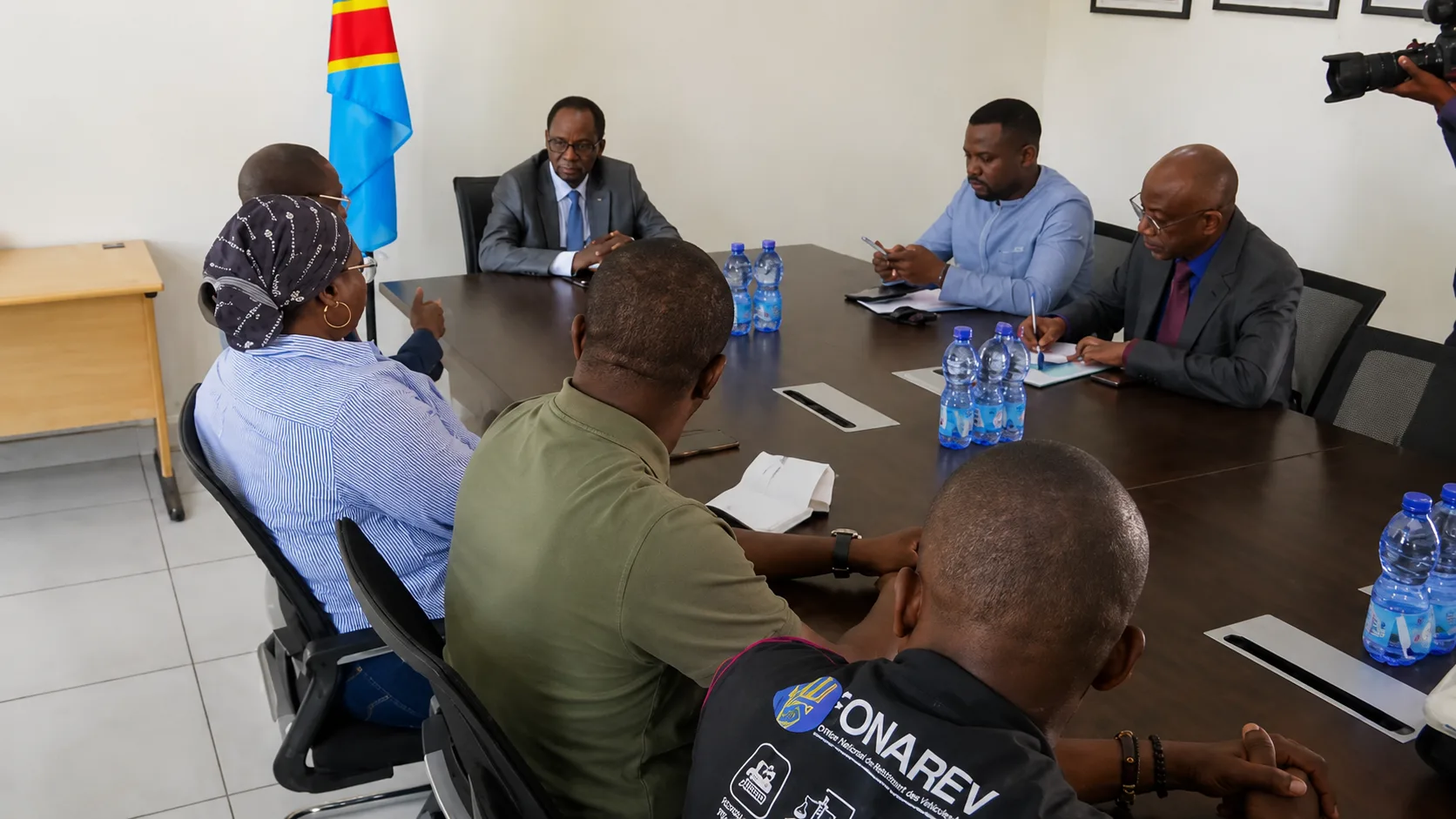 Le directeur général du FONAREV Patrick Fata reçu par le vice-gouverneur du Tanganyika Isidore Kabwe Longo à Kalemie.