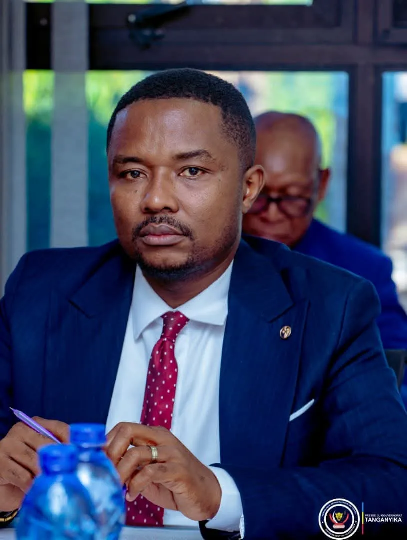 Le ministre provincial de l'Intérieur Dox Donna accueilli à son arrivée à l'aéroport de Kahinda à Kalemie.