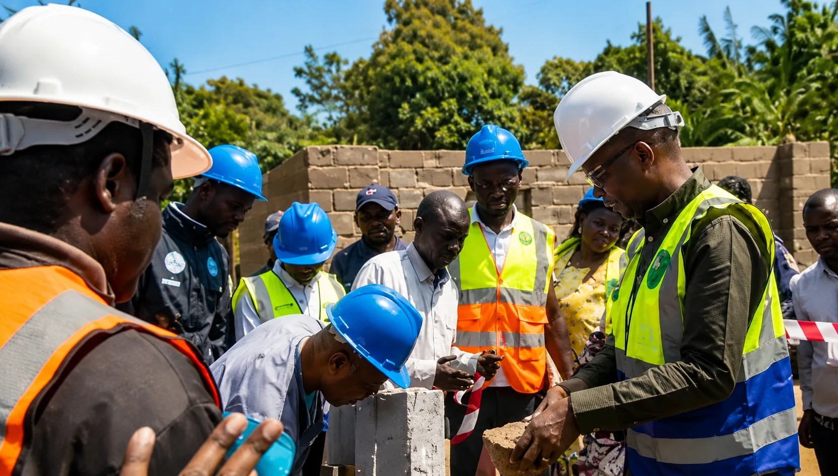 Population de Kisalaba autour d’une pompe remise en service pour améliorer l’accès à l’eau potable.
