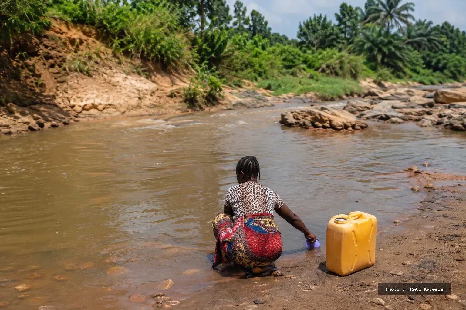 Rivière utilisée par une communauté au sud de Kalemie où la NDSCI signale un risque présumé de pollution de l'eau.