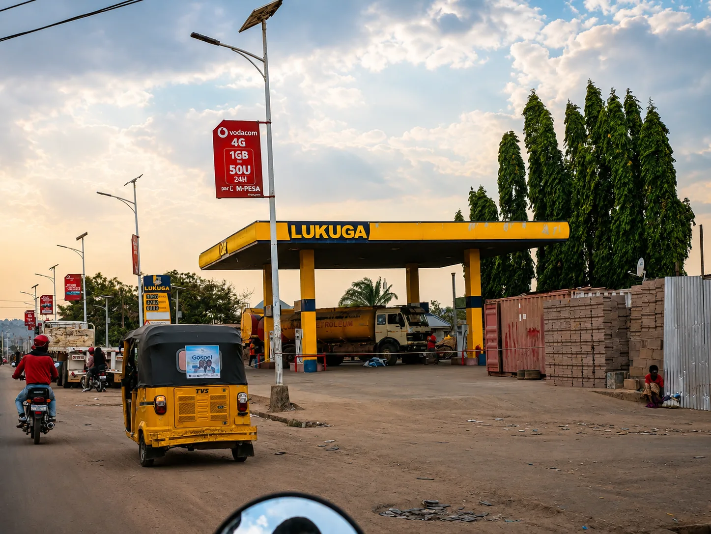 Station-service et vente de carburant à Kalemie dans un contexte de forte hausse du prix de l’essence.