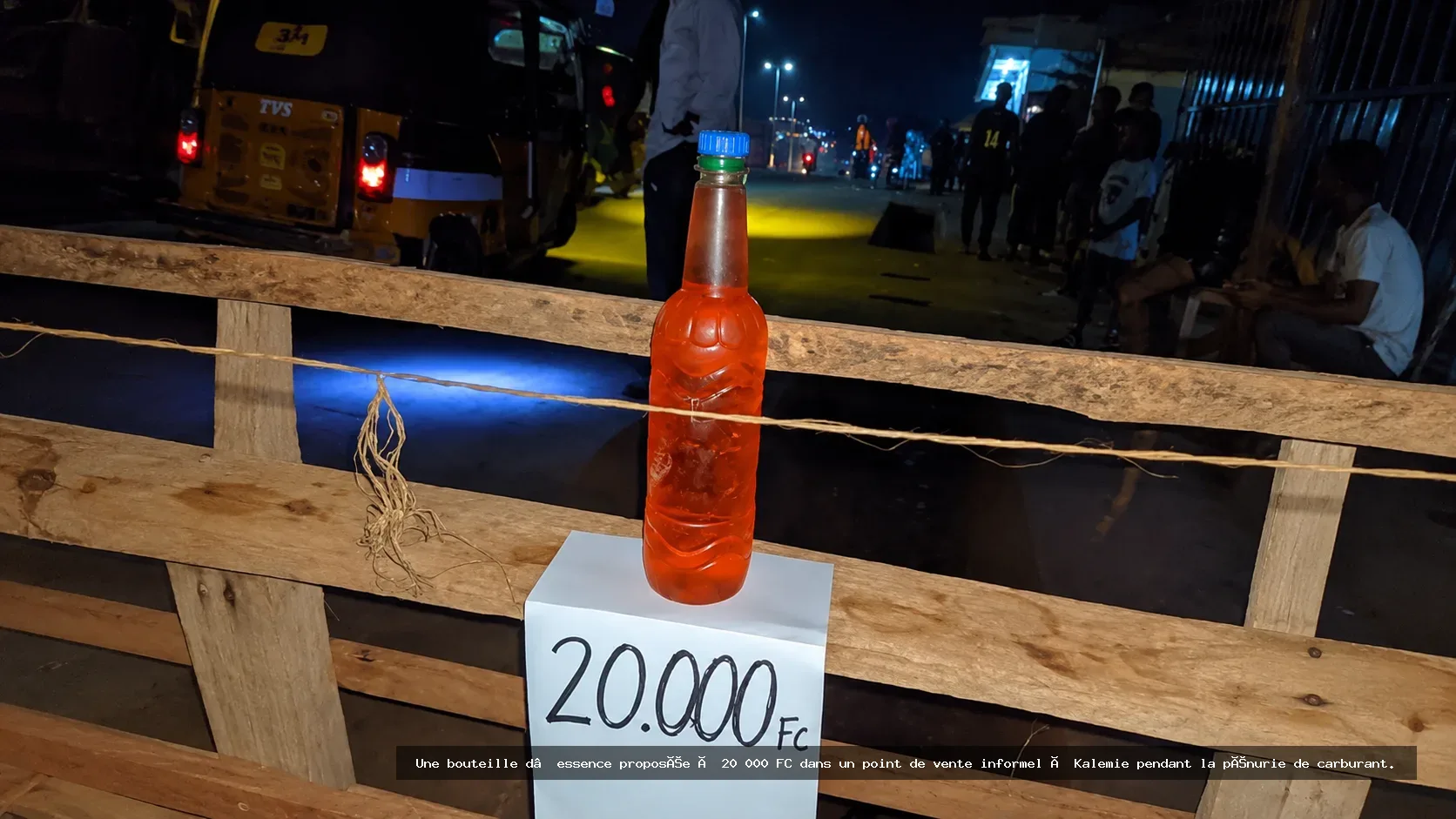 Une bouteille d’essence proposée à 20 000 FC dans un point de vente informel à Kalemie pendant la pénurie de carburant.