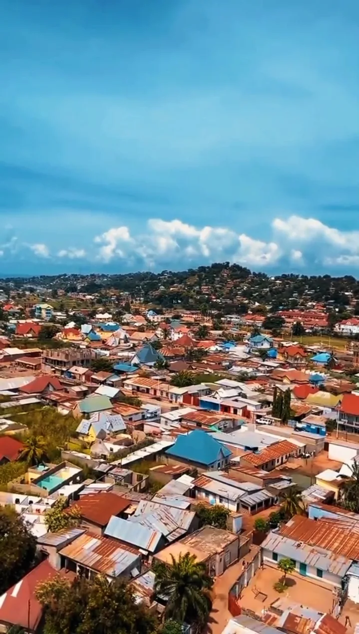 Vue de Kalemie illustrant les enjeux de développement et de modernisation des infrastructures dans la province du Tanganyika.