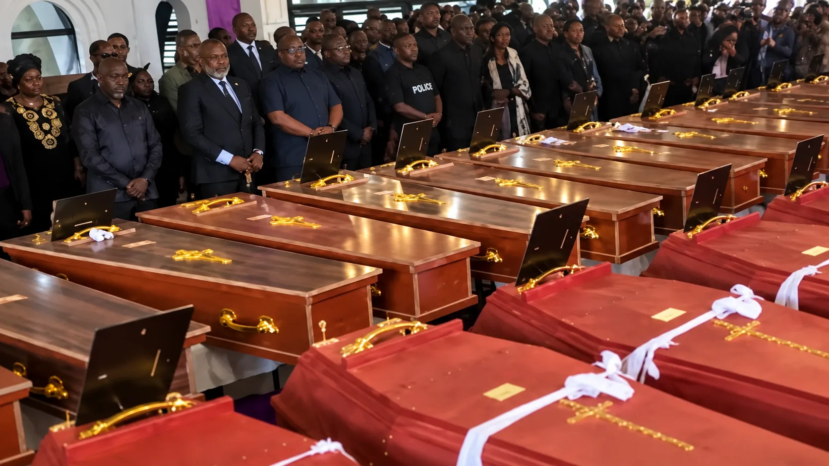 Cérémonie funéraire en hommage aux 27 élèves victimes de l’incendie de deux écoles à Bukavu