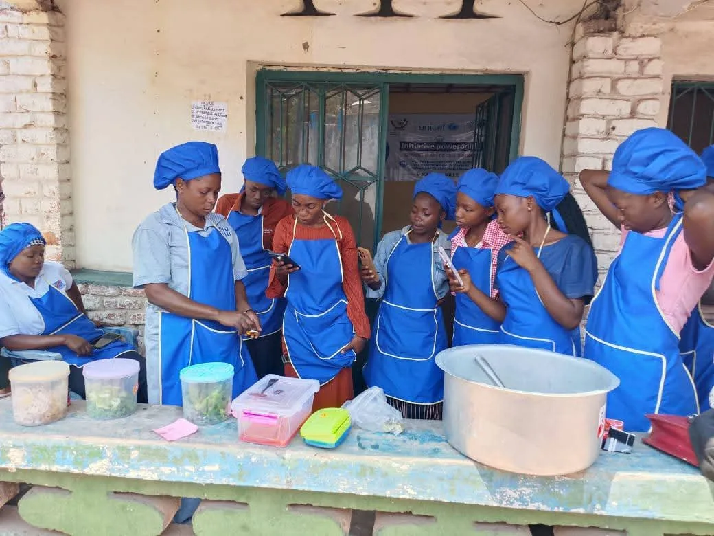 Jeunes filles et adolescentes participant à une formation en art culinaire à Kalemie dans le cadre de POWER4GIRLS