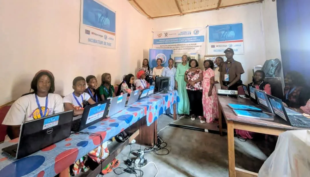 Jeunes filles participant à une formation en informatique POWER4GIRLS organisée par le REFEMET à Kalemie