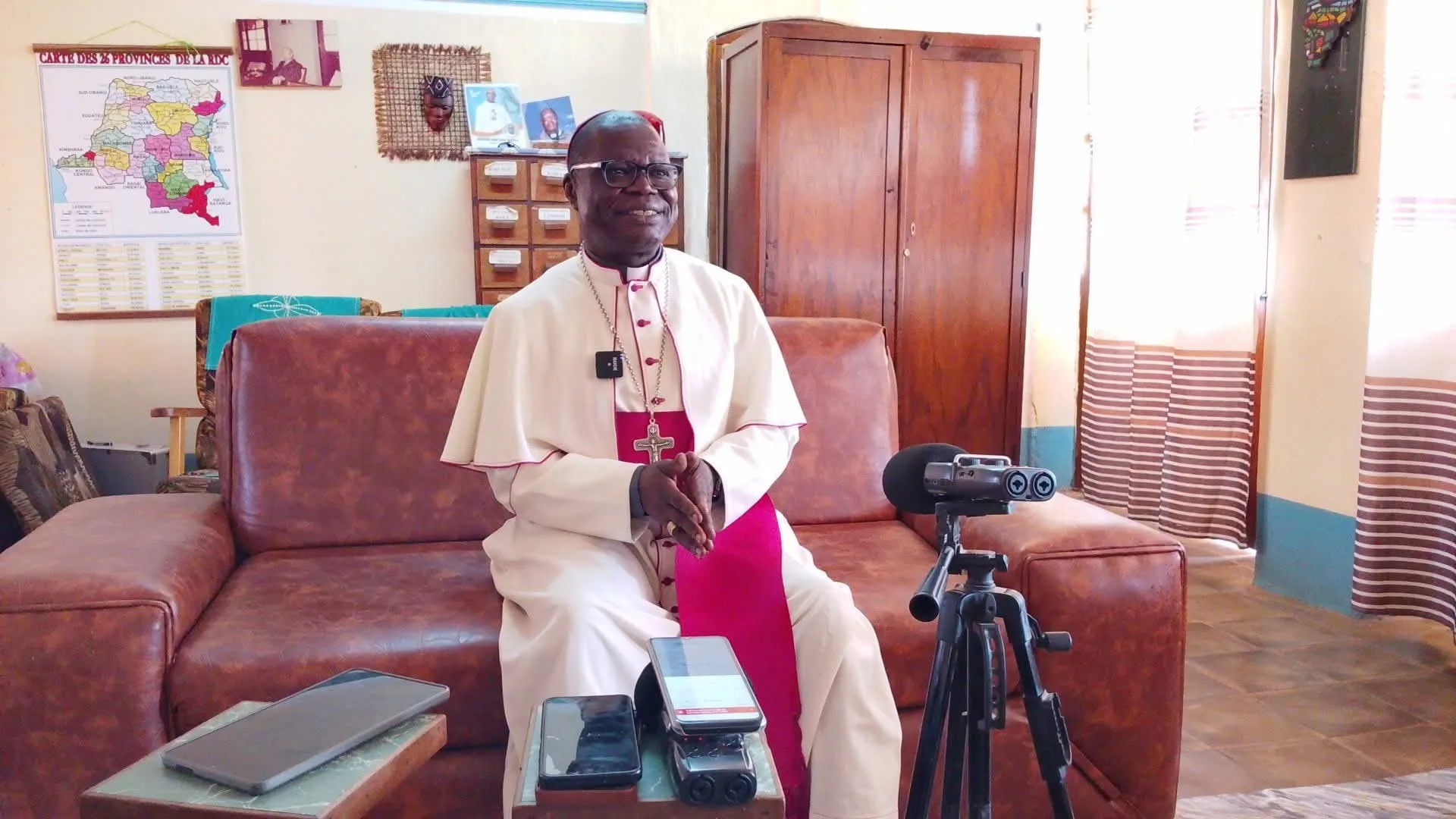 Mgr Jean Christophore Amade Aloma échangeant avec des journalistes à Kirungu