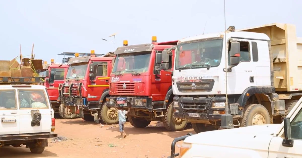 Camions et véhicules de transport au poste de péage de 25 kilomètres sur l’axe Kalemie–Manono lors du reportage de TRACE Kalemie