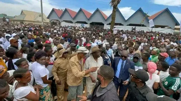 Christian Mwando s’adressant à la population lors d’un rassemblement à Moba dans la province du Tanganyika